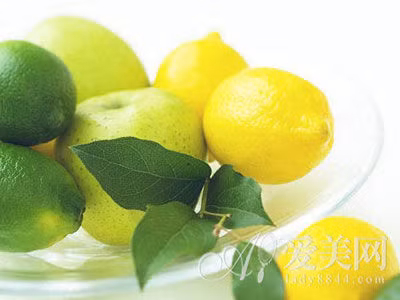 Chống lão hóa. Nước chanh có các thành phần dinh dưỡng như vitamin B2, vitamin C… và giàu các axit hữu cơ, axit citric. Chanh cũng là thực phẩm có tính kiềm cao, có thành phần chống oxy hóa mạnh mẽ, do đó giúp quả thúc đẩy quá trình chuyển hóa, chống lão hóa.