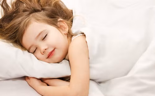 Vì tầm quan trọng của giấc ngủ, nhiều người rất đầu tư cho giấc ngủ bằng việc trang bị giường đắt tiền, đèn nệm cao cấp. Trong khi đó, người Nhật lại thích ngủ trên sàn nhà, ít khi sử dụng giường vì tin rằng điều này tốt cho sức khỏe, chẳng hạn như: