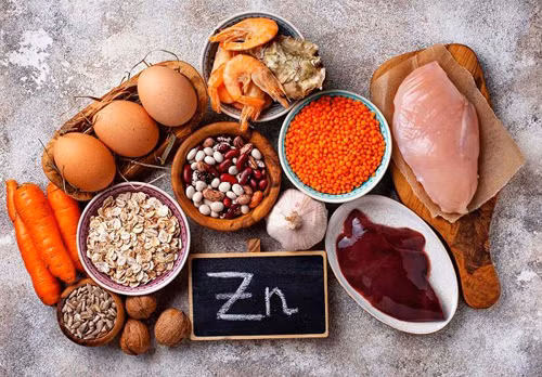 Để bổ sung kẽm, bạn nên chú trọng hải sản (sò, điệp, bào ngư). Ngoài ra, nấm, thịt bò nạc, gan lợn, lạc,... cũng chứa lượng kẽm ấn tượng.