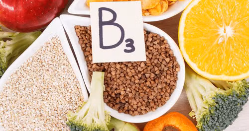 5. Vitamin B. Vitamin B là một trong những loại vitamin (bao gồm vitamin B1, B2, B6 và B12) cơ thể thường thiếu hụt. Vitamin B rất khó tổng hợp trong cơ thể, đồng thời thời gian tồn tại rất ngắn nên chủ yếu bổ sung từ bên ngoài. Thiếu vitamin B ảnh hưởng đến sự phát triển bình thường, dễ loét miệng, mất ngủ, chán ăn, suy giảm trí nhớ,... Vitamin B có nhiều trong gan bò, cừu, lợn, thịt cá, tôm, đậu, khoai tây, yến mạch, nấm,..