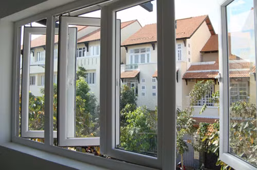 Đảm bảo thông gió. Thời tiết nồm ẩm khiến không gian sống trở nên bí bách. Lúc này, bạn nên mở cửa sổ và cửa chính để không khí lưu thông tự do, không khí ẩm thoát ra khỏi căn nhà. Lưu ý khi mở cửa, bạn cần mở cả cửa trước lẫn cửa sau nhằm tạo sự luân chuyển không khí và chỉ mở cửa khi ngoài trời tạnh ráo, hửng nắng.