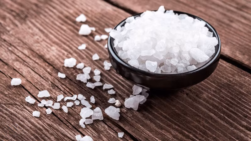 Thiếu i ốt dẫn đến chậm phát triển trí tuệ, tâm lý bất ổn, dễ mắc bệnh bướu cổ. Để bổ sung i ốt, bạn nên sử dụng muối i ốt, ăn các thực phẩm giàu iot như tảo bẹ, rong biển, cá biển, tôm, sò,...