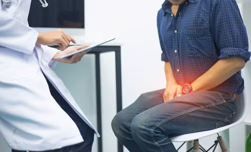 Vài ngày gần đây, tình trạng nóng rát ngày càng nghiêm trọng, anh luôn đau âm ỉ vùng kín nên quyết định đi khám. Tại bệnh viện, bác sĩ chẩn đoán Triệu mắc viêm tuyến tiền liệt, cần điều trị càng sớm càng tốt.