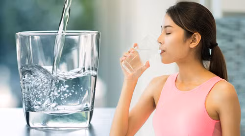Uống nước ấm buổi sáng có lợi cho sức khỏe. Vậy nhưng, nhiều người băn khoăn không biết thời điểm uống nước buổi sáng tốt nhất là trước hay sau khi đánh răng. Theo chuyên gia, có hai lý do khiến thứ tự này không còn quan trọng.