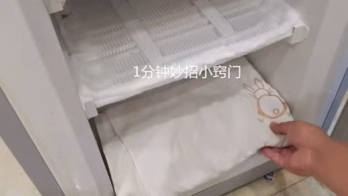 Trước khi đặt chai nước vào ngăn đá, cần rút phích cắm của tủ lạnh, đặt một chiếc khăn dày ở lớp dưới cùng. Chiếc khăn này có tác dụng thấm nước do đá tan chảy.
