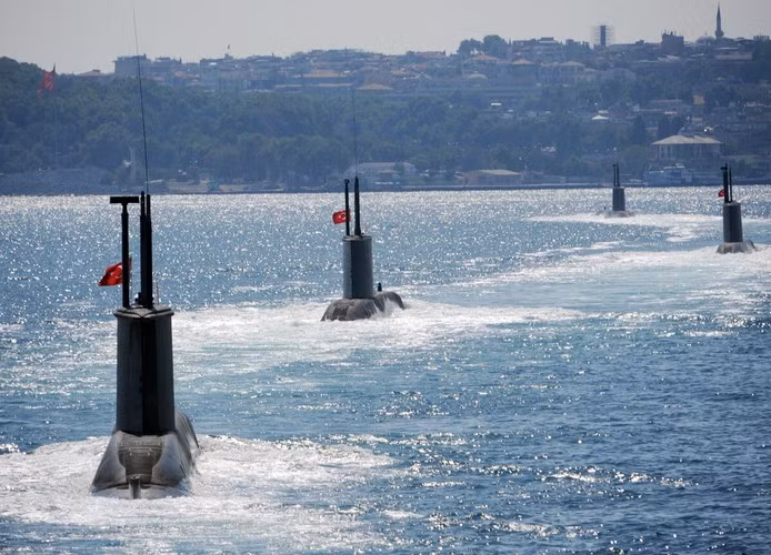 Căng thẳng giữa Nga và Thổ Nhĩ Kỳ xung quanh vấn đề Syria leo thang, Ankara thậm chí đe dọa đóng eo biển Bosphorus, chặn đường tiếp tế vũ khí của Nga cho Syria.
