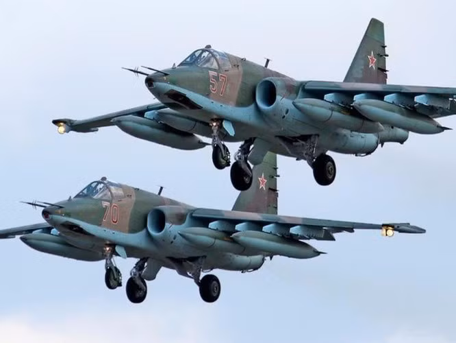 Mặc dù vậy các chuyên gia quân sự cũng lưu ý rằng Su-25 có tốc độ khá chậm lại thường xuyên hoạt động ở độ cao thấp sẽ rất dễ trở thành "mồi ngon" cho tên lửa phòng không vác vai.