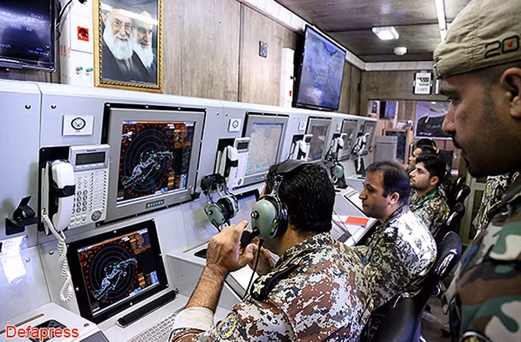 Như thường lệ, truyền thông Iran được phép tiếp cận và chụp cận cảnh các vũ khí khí tài tối tân của Quân đội Iran tham gia cuộc tập trận này. Ảnh: Hệ thống điều khiển phòng không Fakour rất tiện nghi, hiện đại được phòng không Iran giới thiệu tại cuộc tập trận này.
