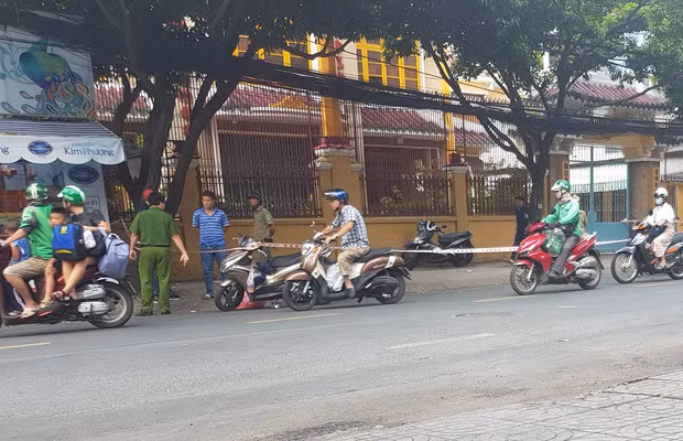 Đề nghị truy tố 2 cha con trong nhóm giang hồ chém người bán nước đứt lìa tay - Hình 2 De nghi truy to 2 cha con trong nhom giang ho chem nguoi ban nuoc dut lia tay-Hinh-2
