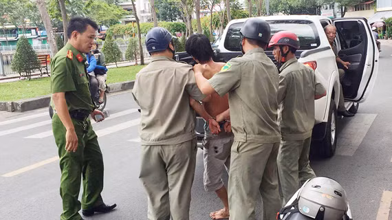 Co gai ban thit lon vat nga ten cuop de ra duong khong che
