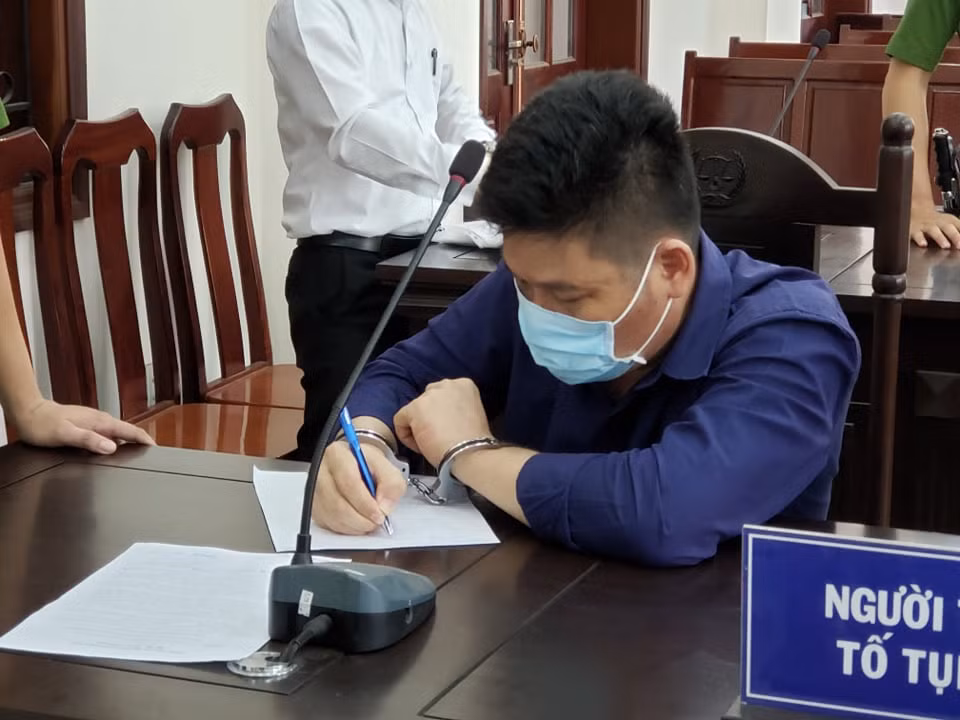 Toàn cảnh vụ giám đốc gọi giang hồ vây chặn xe chở công an Đồng Nai - Hình 3 Toan canh vu giam doc goi giang ho vay chan xe cho cong an Dong Nai-Hinh-3