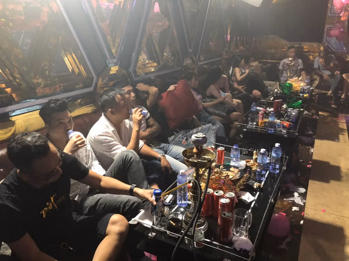 Công an đã lập biên bản đưa 182 dân chơi không có giấy tờ, nghi sử dụng chất ma tuý về trụ sở làm việc.