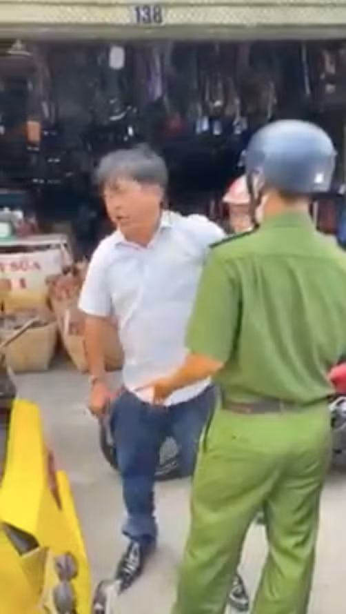 Xung la nha bao, chui cong an giua duong du vi pham giao thong-Hinh-2