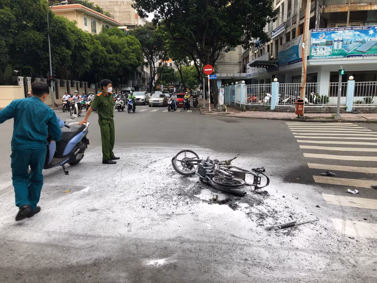 Xe máy của 2 tên cướp bốc cháy giữa đường Sài Gòn - Hình 2 Xe may cua 2 ten cuop boc chay giua duong Sai Gon-Hinh-2