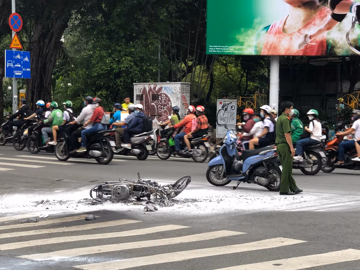 Xe máy của 2 tên cướp bốc cháy giữa đường Sài Gòn - Hình 3 Xe may cua 2 ten cuop boc chay giua duong Sai Gon-Hinh-3