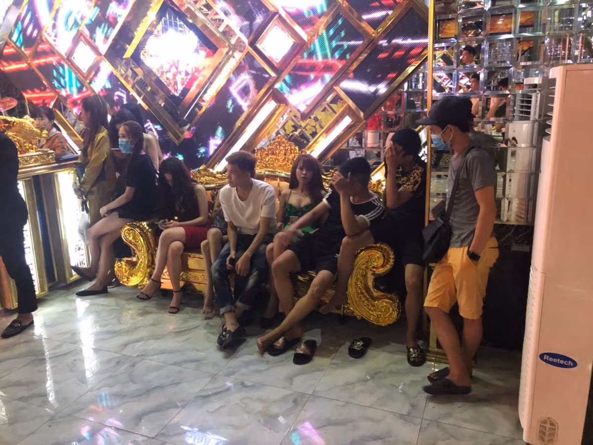 Hàng chục dân chơi thác loạn ma tuý ở khách sạn, quán karaoke - Hình 6 Hang chuc dan choi thac loan ma tuy o khach san, quan karaoke-Hinh-6