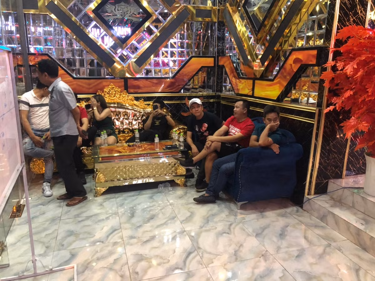 Hàng chục dân chơi thác loạn ma tuý ở khách sạn, quán karaoke - Hình 5 Hang chuc dan choi thac loan ma tuy o khach san, quan karaoke-Hinh-5