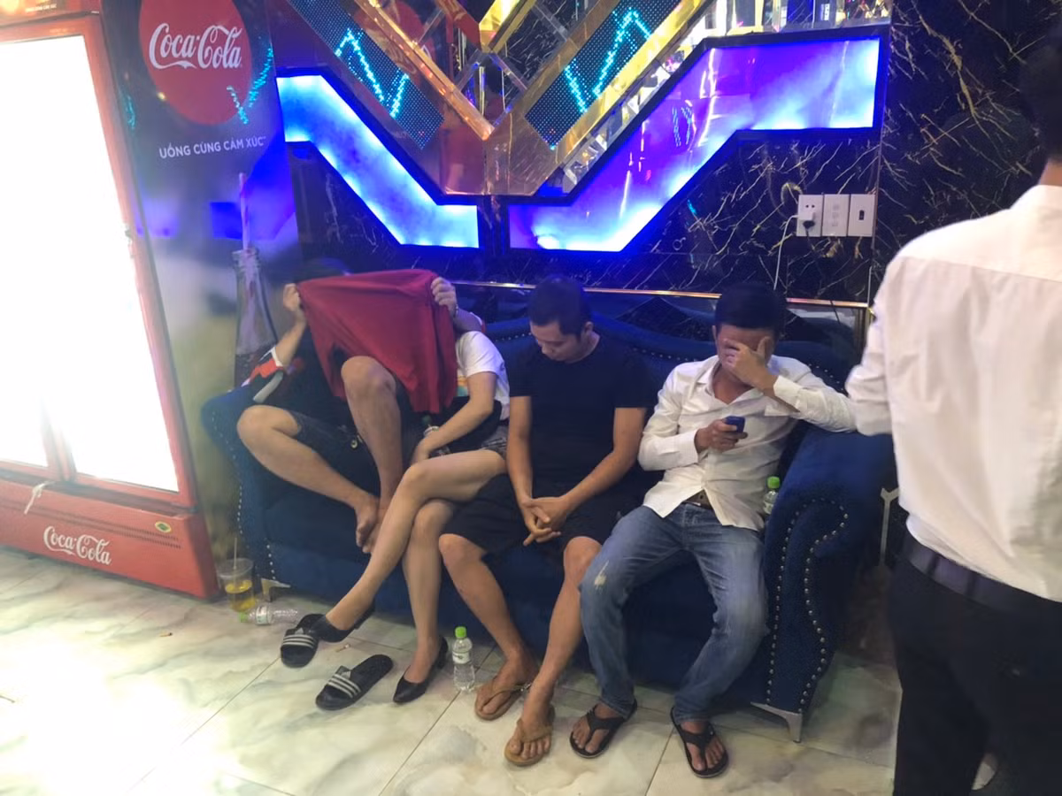 Hàng chục dân chơi thác loạn ma tuý ở khách sạn, quán karaoke - Hình 4 Hang chuc dan choi thac loan ma tuy o khach san, quan karaoke-Hinh-4