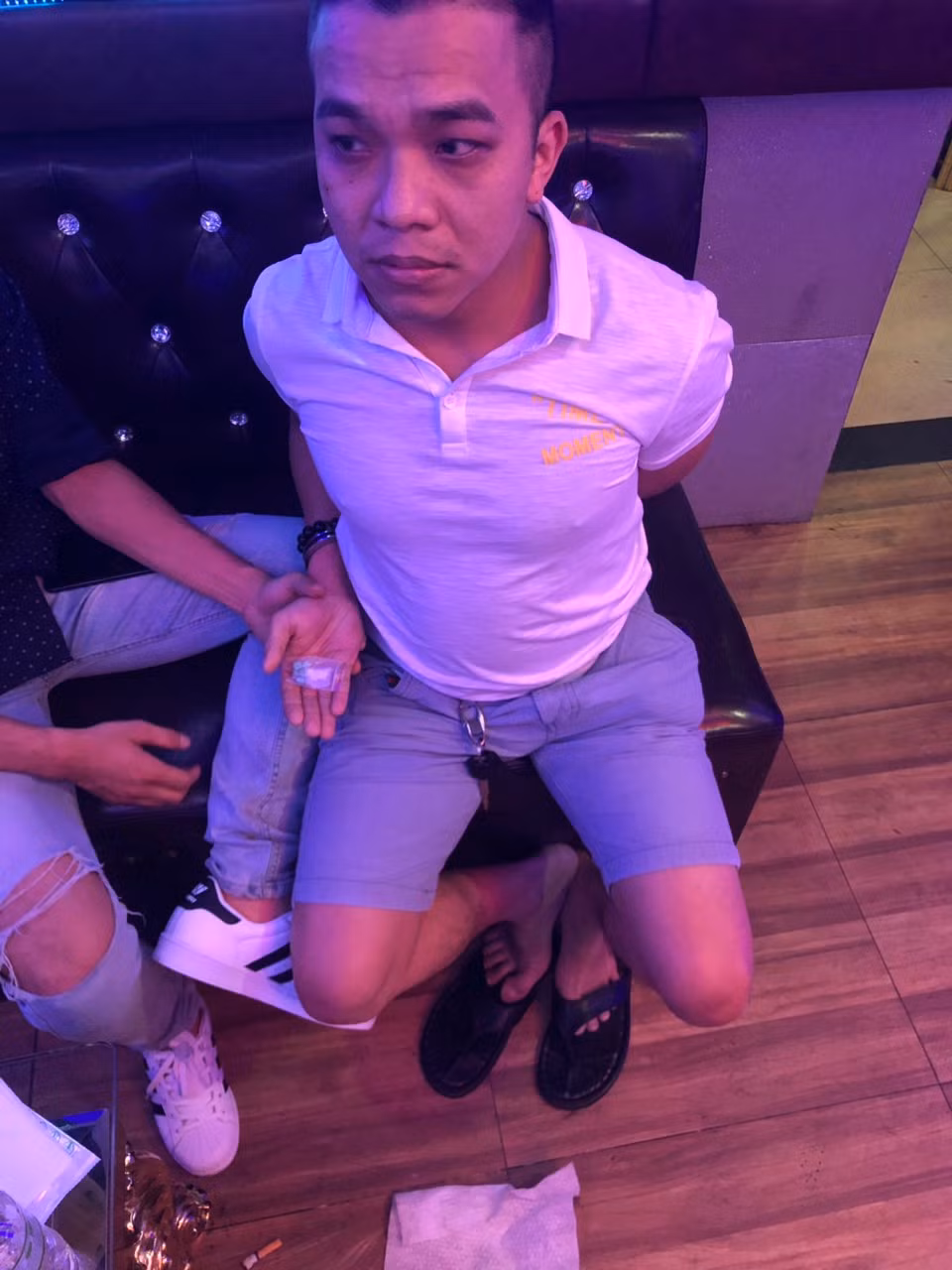 Hàng chục dân chơi thác loạn ma tuý ở khách sạn, quán karaoke - Hình 2 Hang chuc dan choi thac loan ma tuy o khach san, quan karaoke-Hinh-2
