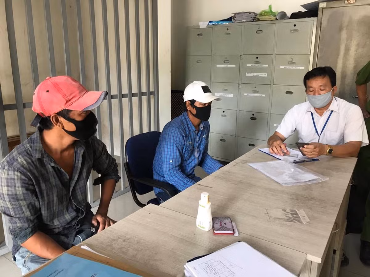 Hai nguoi bi phat vi khong deo khau trang khi di cho