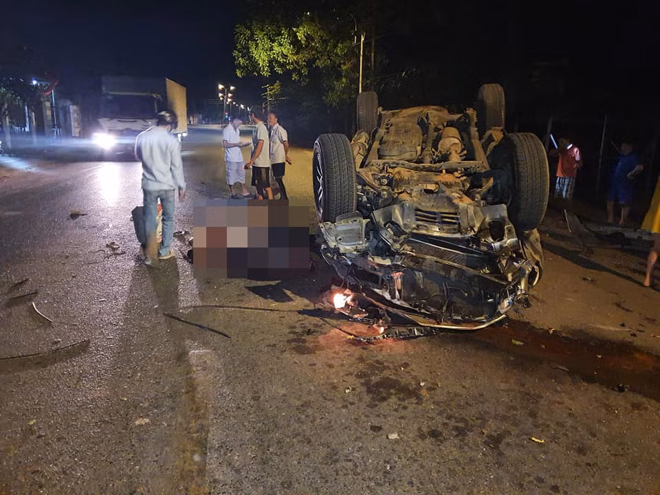 Ô tô tông vào gốc cây lật chổng vó lên trời, 7 người thương vong - Hình 2 O to tong vao goc cay lat chong vo len troi, 7 nguoi thuong vong-Hinh-2