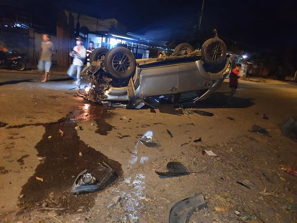 Ô tô tông vào gốc cây lật chổng vó lên trời, 7 người thương vong O to tong vao goc cay lat chong vo len troi, 7 nguoi thuong vong