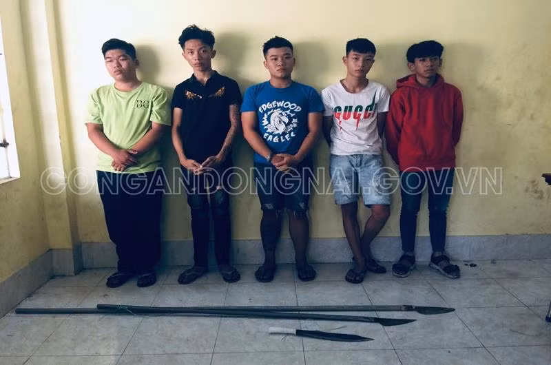 Hẹn nhau hỗn chiến vì mâu thuẫn trên mạng xã hội Hen nhau hon chien vi mau thuan tren mang xa hoi