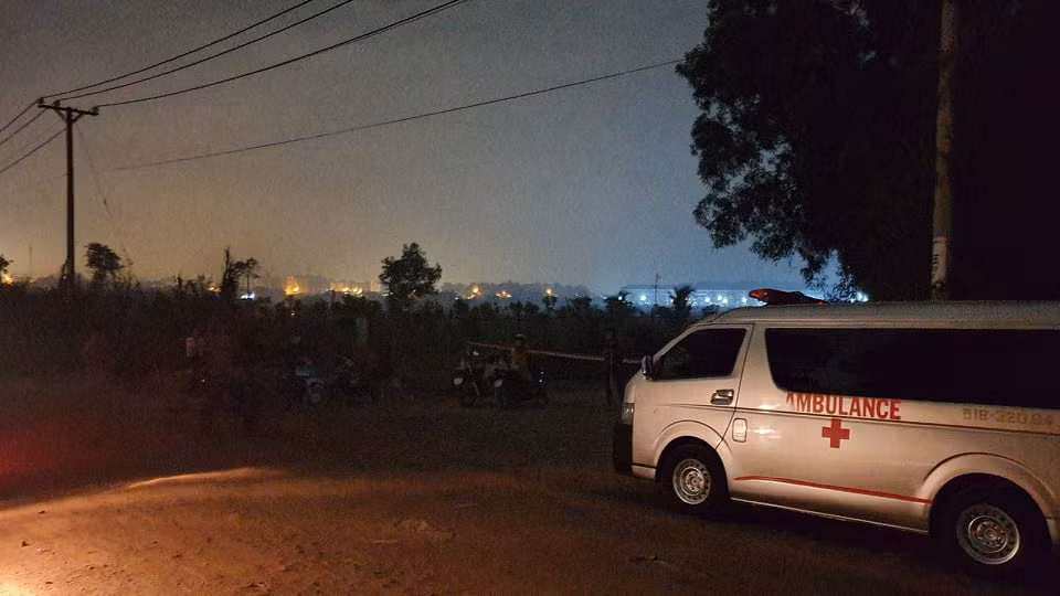 Người đàn ông chết bên con dao dính đầy máu - Hình 2 Nguoi dan ong chet ben con dao dinh day mau-Hinh-2