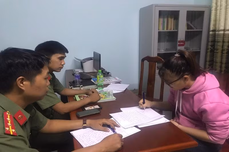 Chia sẻ tin sai sự thật về dịch corona, nữ công nhân "lên phường" Chia se tin sai su that ve dich corona, nu cong nhan