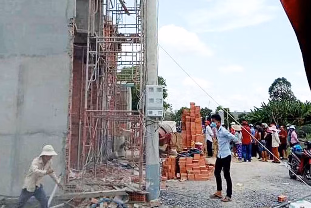 Công trình Long An sập giàn giáo, 2 người chết, 6 bị thương - Hình 2 Cong trinh Long An sap gian giao, 2 nguoi chet, 6 bi thuong-Hinh-2