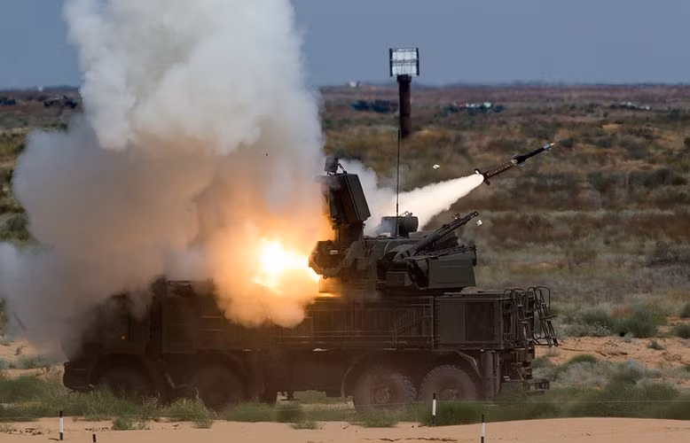 Thông tin về chủ đề này được xác nhận gián tiếp bởi các nguồn tin từ Syria, khi họ báo cáo về quá trình chuyển đổi từ tên lửa phòng không Pantsir-S1 sang Buk-M2E tại các đơn vị tiền tuyến do nhận thấy Pantsir-S1 có lỗ hổng nghiêm trọng.