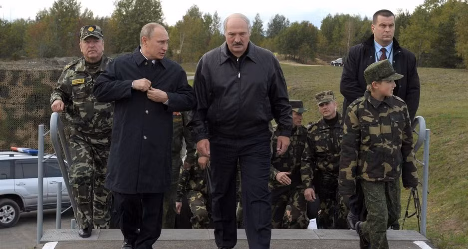 Belarus đang tăng cường hợp tác với Liên minh châu Âu - EU cũng như Khối hiệp ước quân sự Bắc Đại Tây Dương - NATO trên tất cả các lĩnh vực, thậm chí Belarus còn lên kế hoạch tổ chức cuộc tập trận chung sát biên giới Nga.