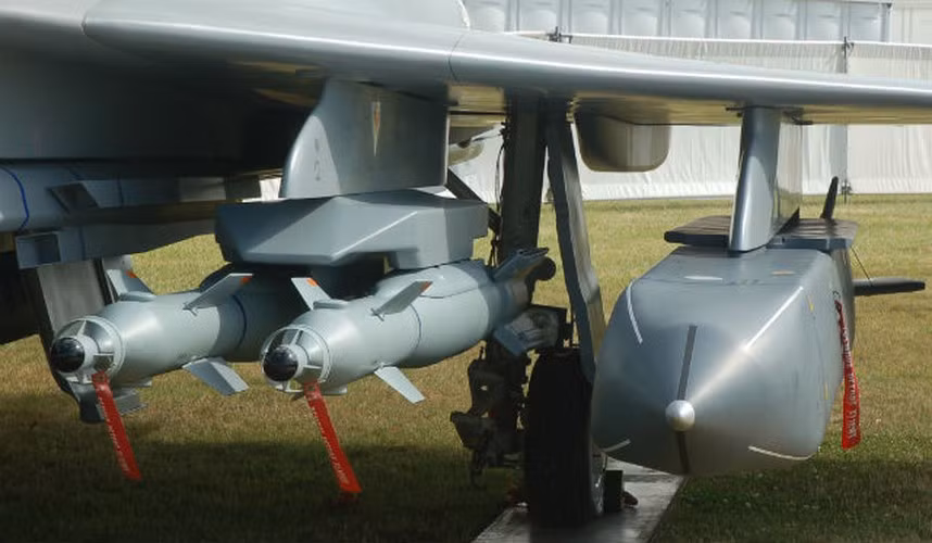 Cận cảnh hai trái bom Paveway IV được trang bị trên chiến đấu cơ. So với tên lửa hành trình được treo bên cạnh, chúng có kích thước nhỏ gọn hơn nhiều.