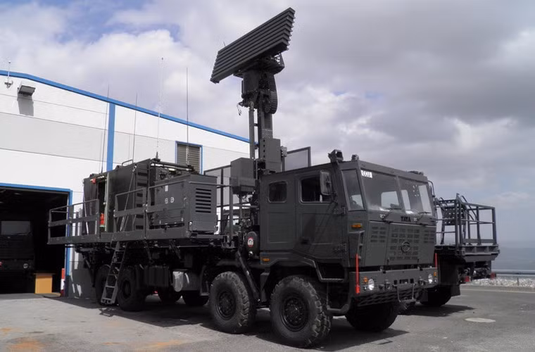 Trong ảnh là radar bám bắt mục tiêu chiến thuật tiên tiến EL/M-2106 ATAR thiết kế với anten mạng pha có khả năng phát hiện dải rộng các mục tiêu có RCS thấp giống như UAV, tên lửa, bom... Radar có thể phát hiện cùng lúc 500 mục tiêu trong cả ban ngày và đêm, trong điều kiện bị gây nhiễu điện tử mạnh. Tầm phát hiện máy bay chiến đấu lên tới 70-110km, với trực thăng là 40km và với UAV là 40-60km.