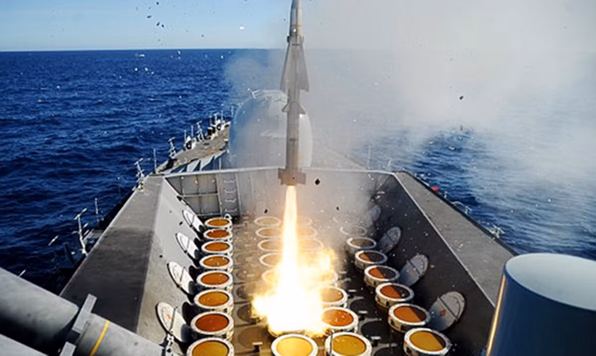 Vũ khí chủ lực bao gồm hệ thống phóng thẳng đứng MK41 với 48 ống phóng tên lửa Seawolf Firing (ảnh), 3 cụm ống phóng MK41 chứa 24 tên lửa Tomahawk.