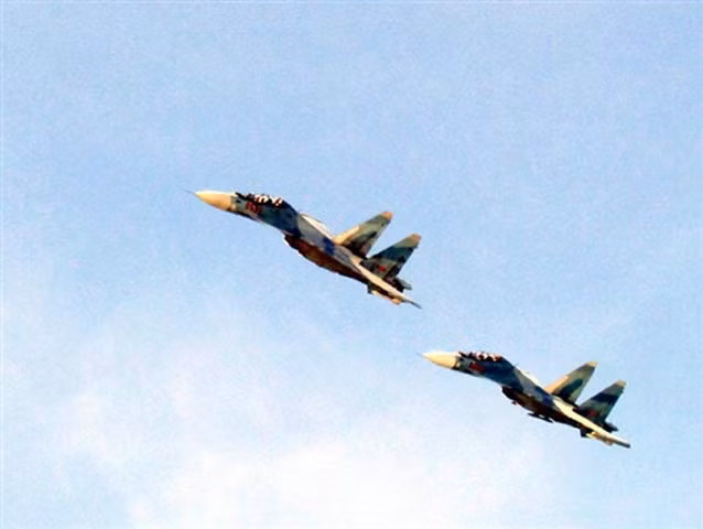 …Hôm ấy, khi máy bay chở Bộ trưởng vừa hạ cánh tại đường băng, hai máy bay Su-30 đã ở vị trí giảm độ cao, tốc độ, tổ bay quan sát tốt đảo. Sĩ quan chỉ huy đã chỉ thị cho biên đội giữ vững đội hình, tiếp tục giảm độ cao, chờ lệnh. Khi hai chiếc Su-30 đã cách Đảo 8km, hạ độ cao xuống 600m, xác định đó là thời điểm “vàng” phát khẩu lệnh; chưa thấy Đội trưởng Nam chỉ thị, thời cơ lại đã đến, Trịnh Thế Dược đã ra thông báo: “610, 620 hạ cánh tốt, giảm độ cao 300m, thông qua”…Ảnh: Báo Tiền Phong