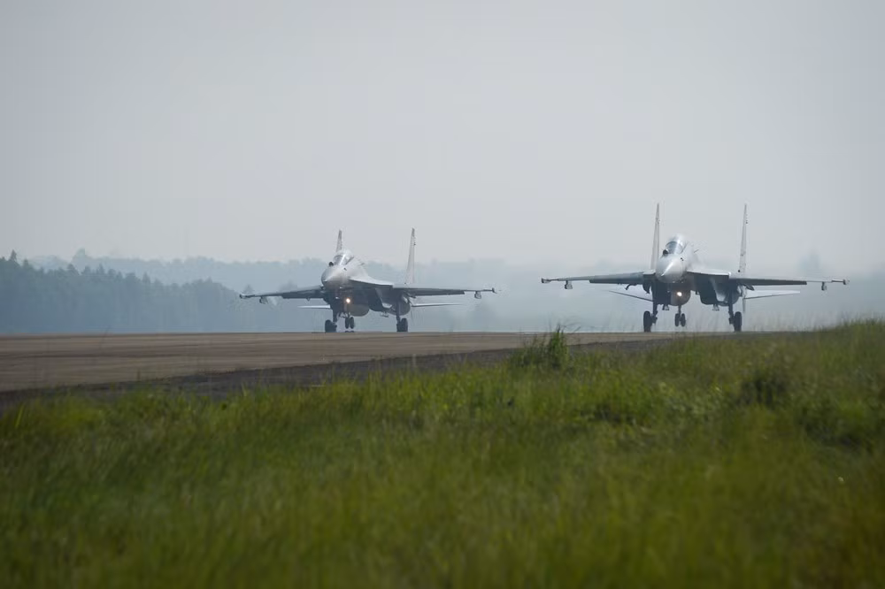 Ảnh biên đội tiêm kích Su-30MK2 của Trung đoàn 935 chuẩn bị cất cánh làm nhiệm vụ. Ảnh: Tuổi Trẻ