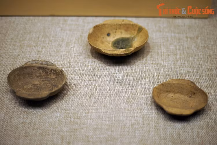 Các loại chén có tay cầm, thế kỷ 2-3. Trong quá khứ, người ta từng cho rằng chủ nhân các ngôi mộ Hán là tầng lớp quý tộc người Hán đang cai trị Việt Nam thời đó.