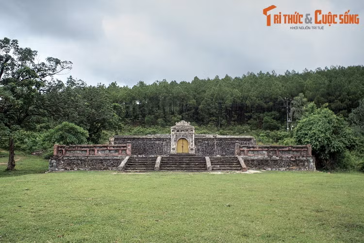 Nằm xã Thuỷ Bằng, thành phố Huế, lăng Cơ Thánh là nơi an nghỉ của Hưng Tổ Khang Hoàng Đế Nguyễn Phúc Luân (1733 – 1765), cha đẻ của vua Gia Long. Khu lăng mộ này còn có tên dân gian là lăng Sọ, gắn với một giai thoại được lưu truyền trong sử sách.