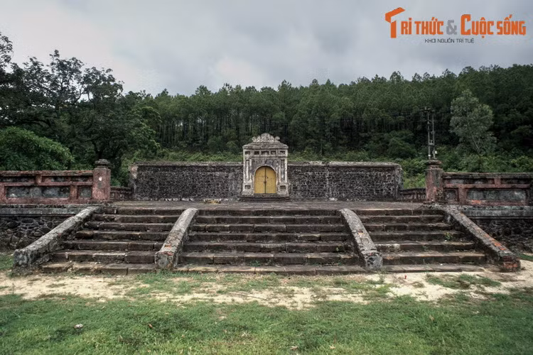 Theo Đại Nam Liệt Truyện, Nguyễn Phúc Luân là con thứ hai của Chúa Nguyễn Phúc Khoát. Do anh là Nguyễn Phúc Hạo mất sớm, ông được chọn để kế vị. Là người thông minh và có tài thao lược, ông được phong chức Chưởng Dinh, thường tham dự phiên họp với các đại thần.