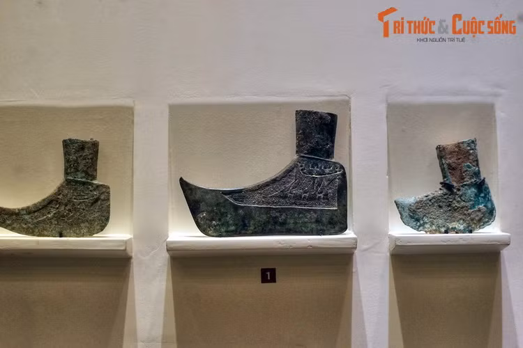 Các loại rìu chiến Đông Sơn. Rìu Đông Sơn thường được gọi là rìu xéo, có mũi cong như mũi hài, bản lưỡi rộng, họng tra cán nhô ra ngoài sống lưỡi. Đây vừa là vũ khí, vừa là công cụ lao động của người Việt cổ.