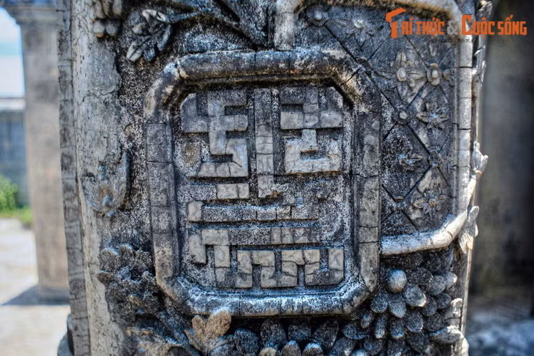 Ấn tượng sâu sắc nhất về kiến trúc của lăng Thánh cung là những đề tài trang trí sinh động, đa dạng như một bộ sưu tập các họa tiết cung đình. Mỗi hình tượng lại ẩn chứa một hàm ý sâu xa, thể hiện sự tôn vinh cùng những lời cầu chúc người đã khuất.