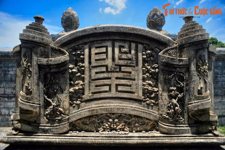 Sau Bửu thành môn là một tấm bình phong được tạo tác cầu kỳ. Mặt trước bình phong được đắp chữ Thánh, xung quanh là mây cuộn cùng họa tiết Vạn tự hồi văn, hai bên có các mô típ hoa lá. Mặt sau bình phong đắp hình “Song phụng vọng nguyệt”.