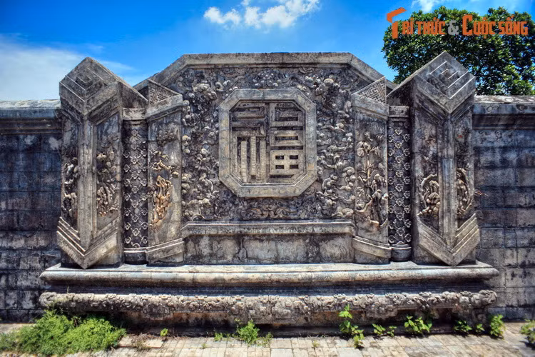Sau Thạch ốc là bức bình phong hậu. Giữa bình phong có đắp chữ Phúc cùng hoa văn mây cuộn xung quanh, bên ngoài rìa có hình ảnh mãng cầu cùng cây sung ngụ ý “cầu cho sự sung túc”.
