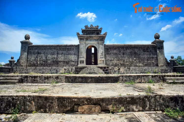 Tầng trên cùng của lăng mộ có tòa Bửu thành, gồm bốn bức tường dày bao quanh mộ phần. Chính giữa mặt trước Bửu thành có Bửu thành môn, cánh cổng dẫn vào bên trong khu mộ.