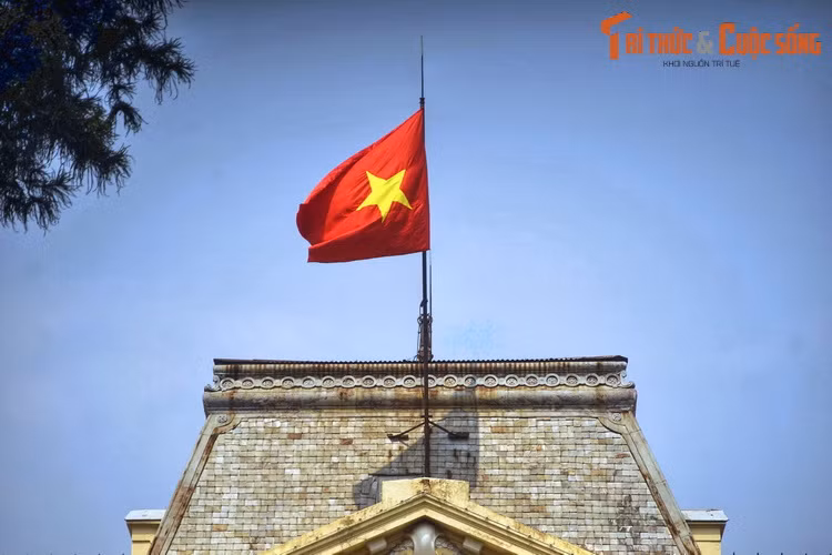 Trong Cách mạng Tháng Tám, vào ngày tổng khởi nghĩa ở Hà Nội (19/8/1945), lực lượng Việt Minh cùng nhân dân Hà Nội đã tiến công và chiếm giữ Phủ Khâm sai. Đây là một trong những nơi cờ đỏ sao vàng được kéo lên đầu tiên ở Hà Nội.