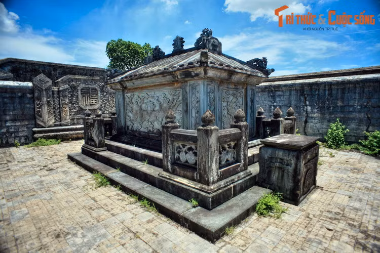 Thạch ốc được trang trí bằng hình tượng chim phượng ở hai bên và cả trên mái. Theo quan niệm xưa, chim phượng tượng trưng cho bậc mẫu nghi thiên hạ, thường xuất hiện trong họa tiết trang trí ở lăng mộ các nữ nhân hoàng tộc Nguyễn.
