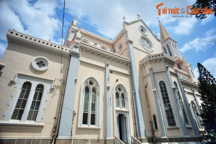 Nhà thờ được xây theo phong cách kiến trúc Gothic với mặt tiền và các cột chính ốp đá hoa cương Biên Hòa. Chính điện nhà thờ có vòm chịu lực dạng cung nhọn.