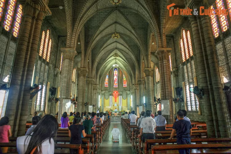 Khi đứng bên trong thánh đường, du khách sẽ không khỏi choáng ngợp khi ánh sáng tự nhiên tràn qua hệ thống cửa sổ kính rộng có trang trí hoa văn màu sắc rực rỡ, tạo hiệu ứng rất ấn tượng.