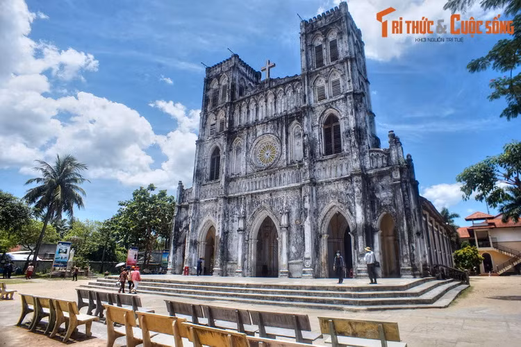 Mặt tiền nhà thờ gây ấn tượng với vẻ bề thế, hai bên là hai lầu chuông, chính giữa là thập tự giá. Các họa tiết kiến trúc được thể hiện tinh tế.